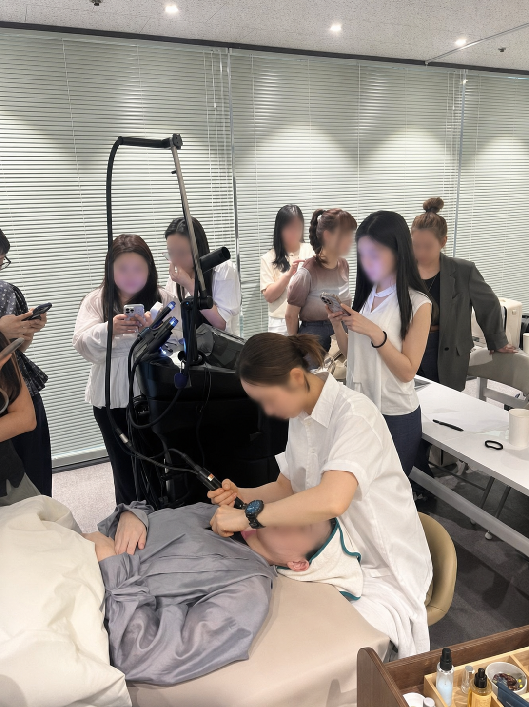 피부샵 원장님들이 제품과 전문 기기 활용을 실습하는 교육 현장
