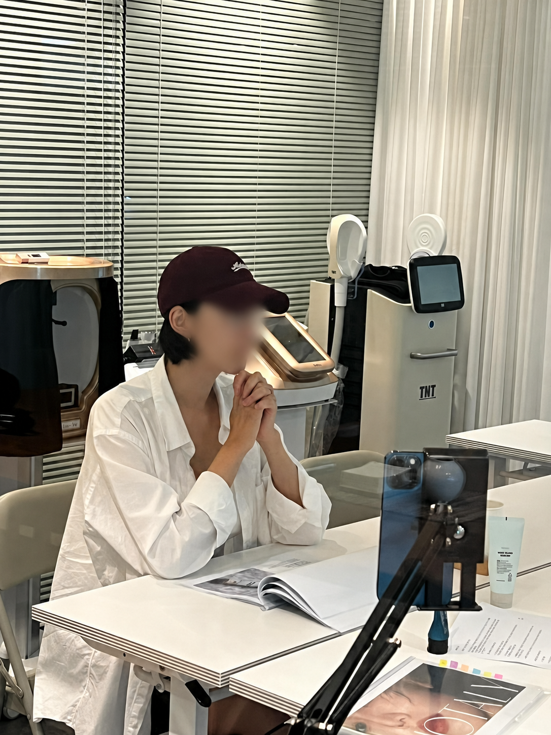 피부샵 제품과 운영 자료를 온라인으로 교육하는 현장